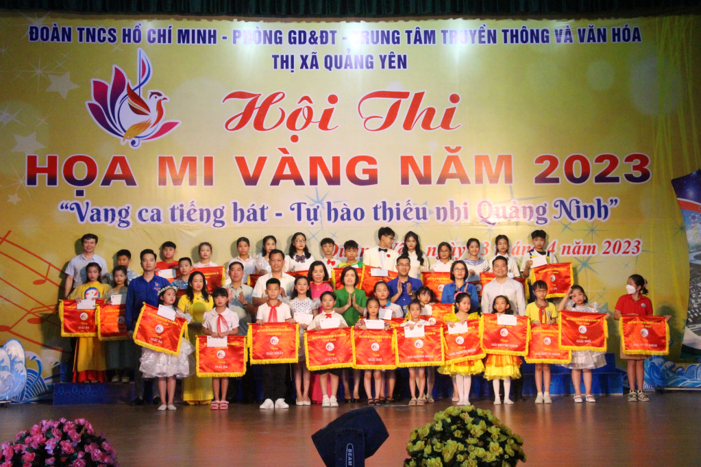 Các đại biểu chụp ảnh lưu niệm với các đội thi  đạt thành tích xuất sắc trong Hội thi Họa mi vàng TX Quảng Yên năm 2023