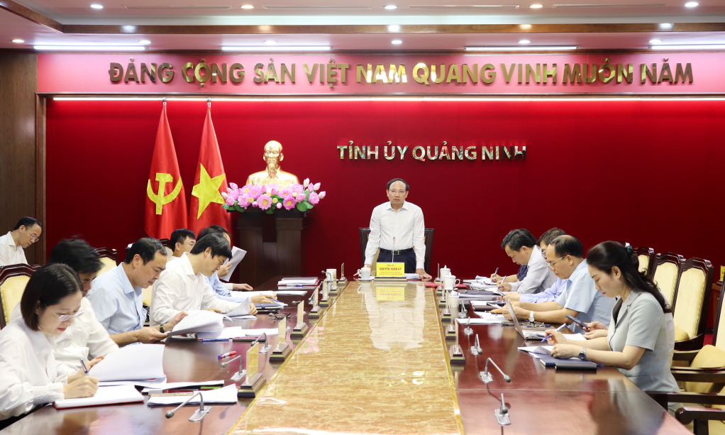 Đồng chí Nguyễn Xuân Ký, Ủy viên Trung ương Đảng, Bí thư Tỉnh ủy, Chủ tịch HĐND tỉnh, chủ trì cuộc họp.