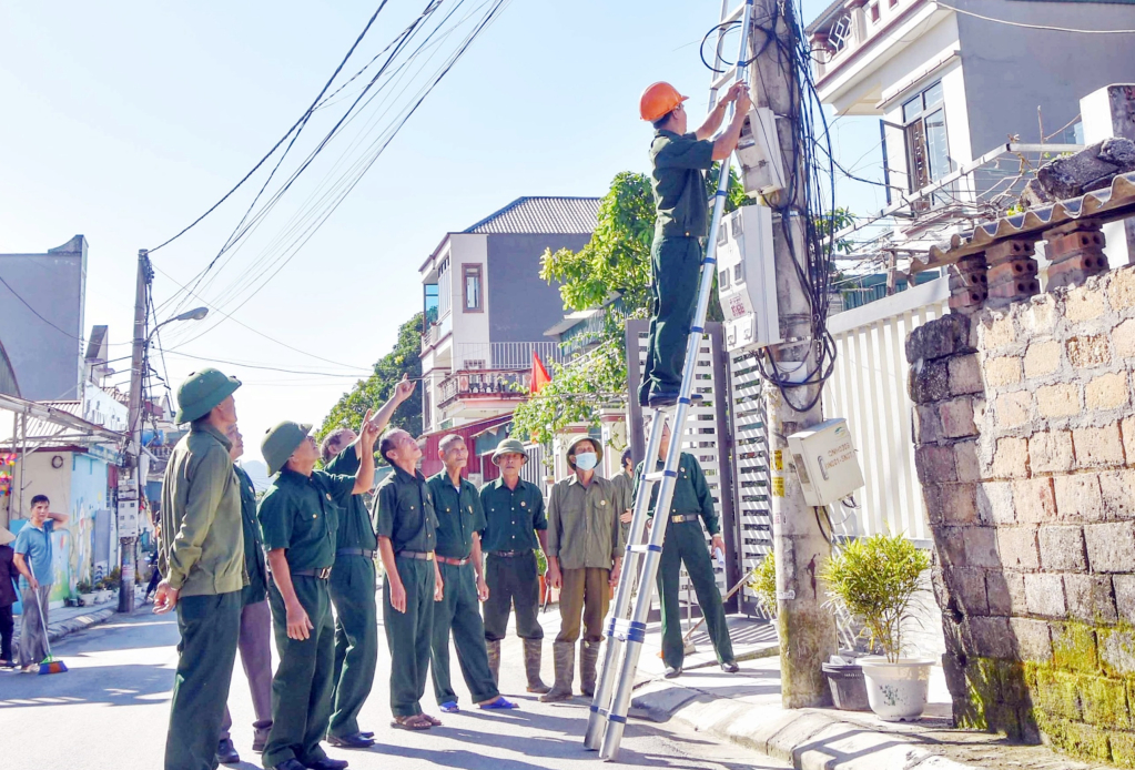 Hội CCB xã Đông Xá (huyện Vân Đồn) tham gia sửa chữa, lắp đặt hệ thống điện chiếu sáng tại trục đường thôn Đông Hải.