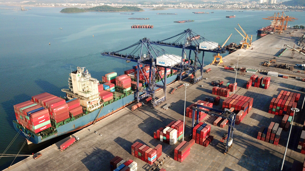 Bốc xếp hàng hóa tại Cảng container quốc tế Cái Lân (CICT). Ảnh: Minh Đức