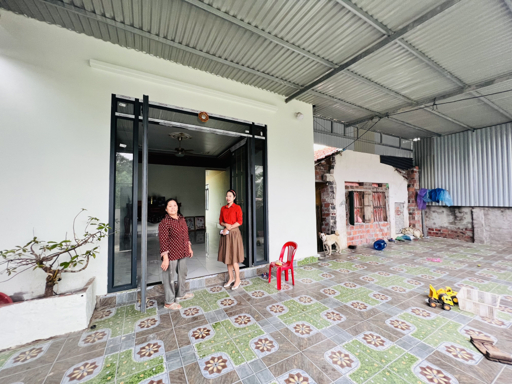 Ngôi nhà mới được xây của gia đình bà Nguyễn Thị Mít, thôn Đình 1, xã Liên Vị, Quảng Yên bên cạnh căn nhà cũ.