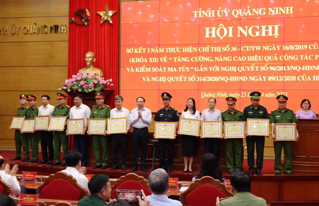 Đồng chí Nguyễn Xuân Ký, Ủy viên Trung ương Đảng, Bí thư Tỉnh ủy, Chủ tịch HĐND tỉnh trao Bằng khen của UBND tỉnh cho các tập thể có thành tích xuất sắc.