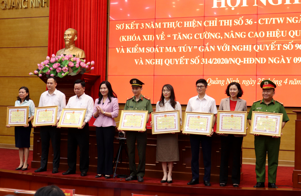 Đồng chí Bùi Văn Khắng, Phó Chủ tịch UBND tỉnh trao Bằng khen cho các cá nhân có thành tích xuất sắc.