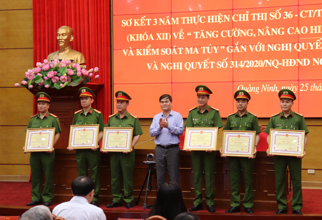 Đồng chí Bùi Văn Khắng, Phó Chủ tịch UBND tỉnh trao Bằng khen cho các cá nhân có thành tích xuất sắc.