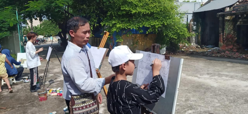 Đào Thế Am đang hướng dẫn các thành viên Câu lạc bộ 