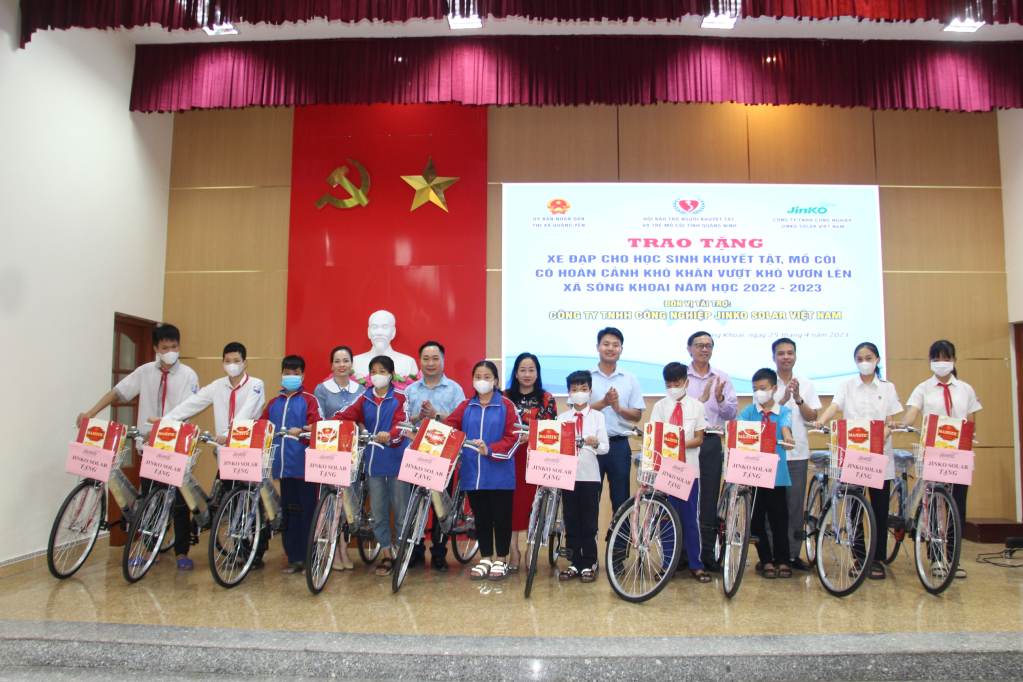 Trao tặng 10 chiếc xe đạp cùng nhiều phần quà cho các em học sinh khuyết tật, trẻ mồ côi và học sinh có hoàn cảnh khó khăn của Trường TH&THCS Sông Khoai ( TX Quảng Yên).