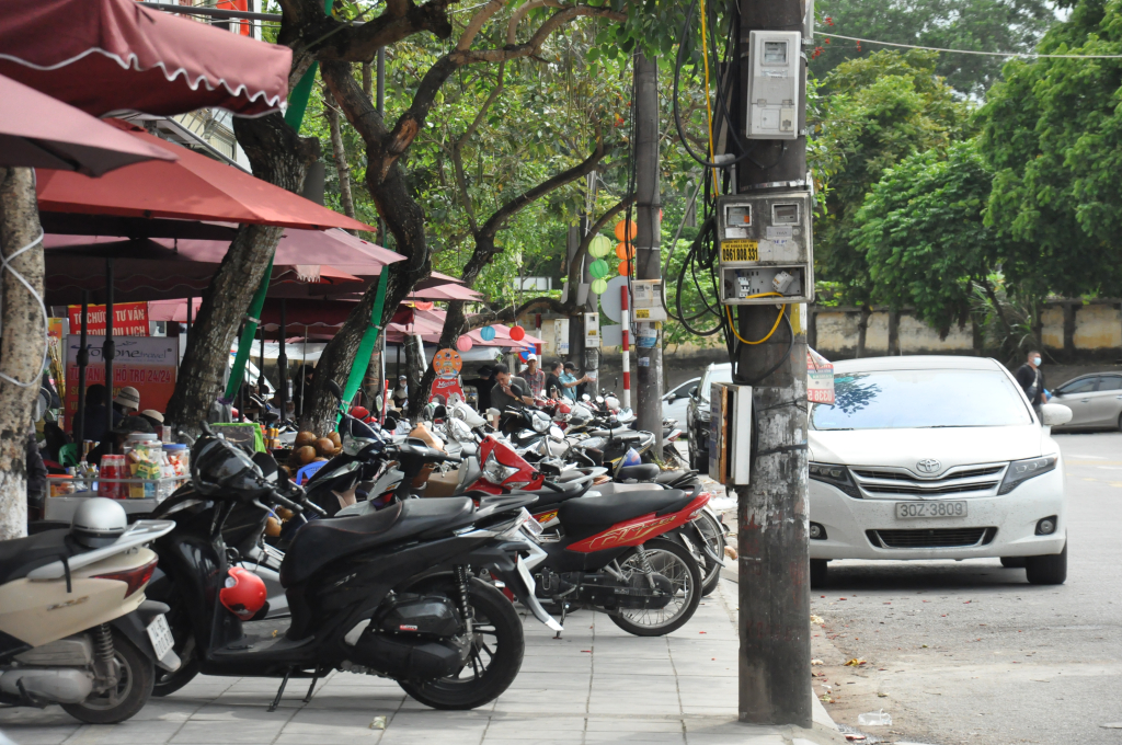 Vỉa hè khu vực gần cổng Cửa khẩu Quốc tế Móng Cái bị chiếm dụng làm nơi đỗ xe máy
