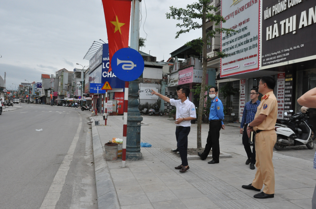 Ban ATGT tỉnh kiểm tra việc hoàn trả lại hệ thống biển báo giao thông dọc Quốc lộ 18A, đoạn qua trung tâm thị trấn Quảng Hà.