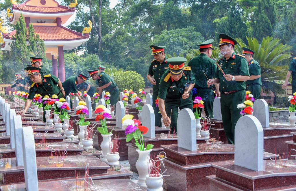 Hội CCB tỉnh thắp hương tưởng niệm các Anh hùng liệt sĩ tại Nghĩa trang Liệt sĩ Trường Sơn, năm 2022.