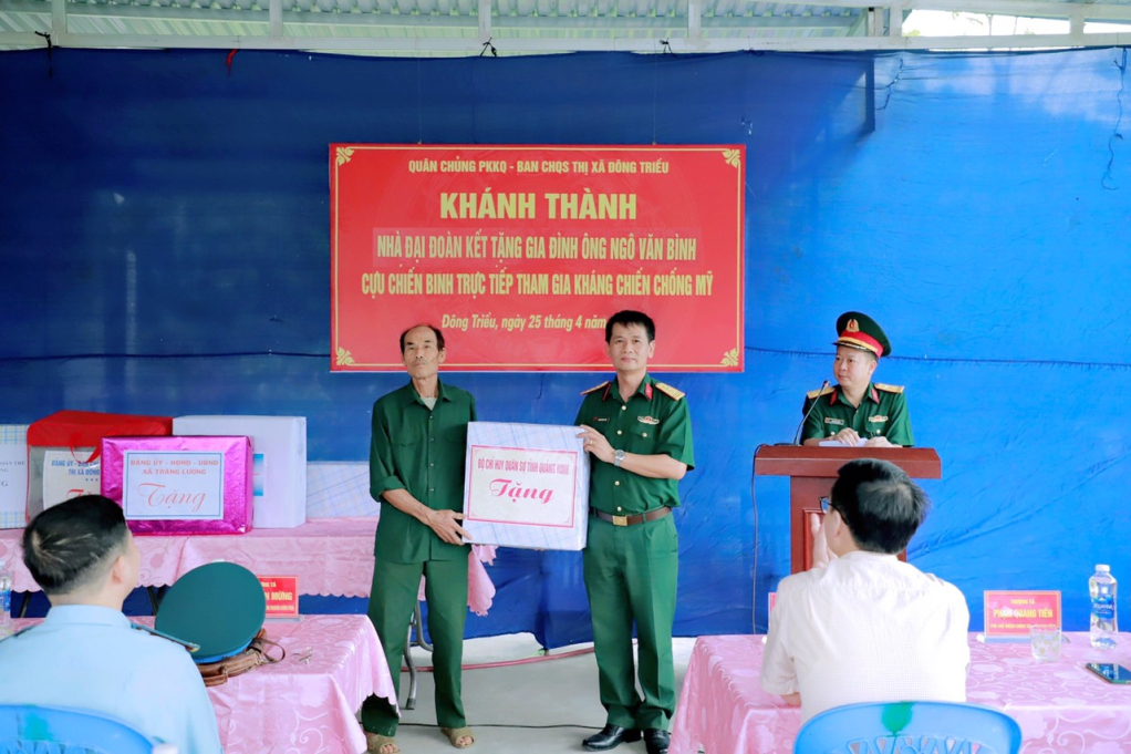 Thượng tá Phạm Quang Tiến, Phó Chủ nhiệm Chính trị Bộ CHQS tỉnh Quảng Ninh, tặng quà cho gia đình ông Bình.