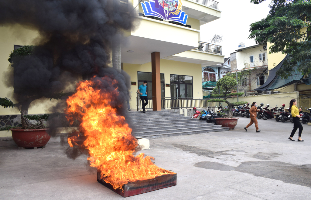 Tình huống giả định trong buổi họp giao ban tại Phòng GD&ĐT TP Cẩm Phả tghif xảy ra sự cố cháy