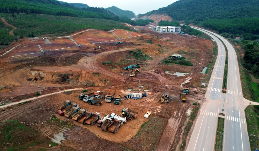 Hạ tầng kỹ thuật khu hành chính, tái định cư xã Vạn Yên đang được tích cực triển khai.