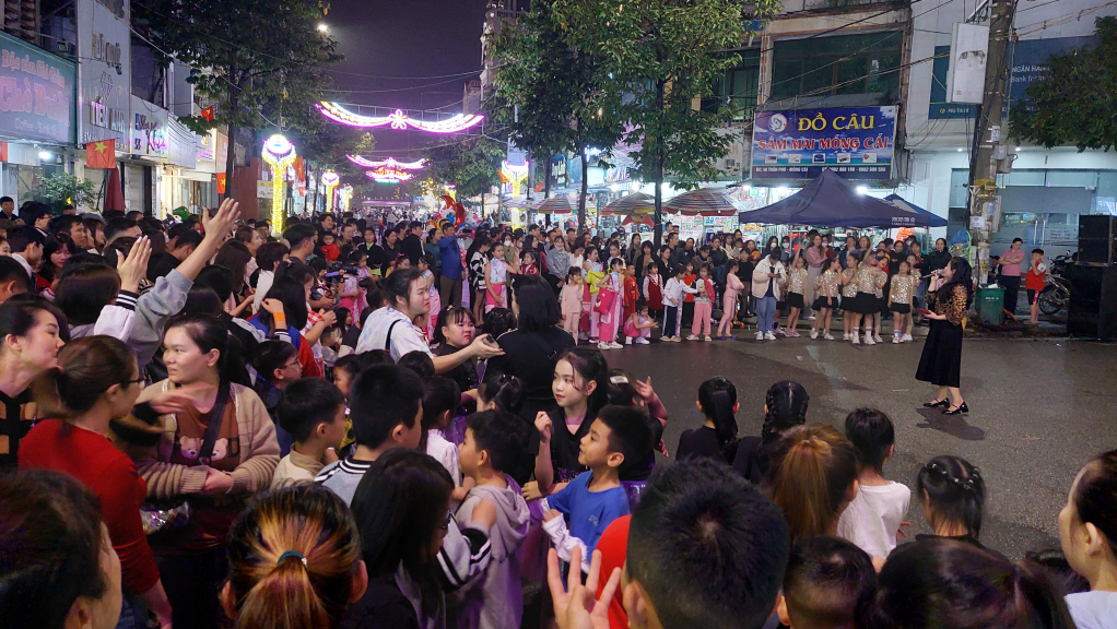 Các hoạt động văn hóa tại Phố đi bộ Trần Phú là một sản phẩm du lịch mới, độc đáo của TP Móng Cái về đêm