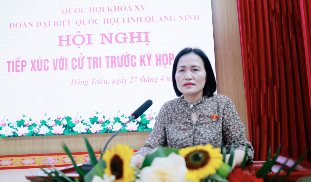 Đồng chí Trần Thị Kim Nhung - Ủy viên Thường trực Uỷ ban pháp luật của Quốc hội, Đại biểu Quốc hội tỉnh Quảng Ninh khoá XV báo cáo nội dung trước cử tri tại hội nghị