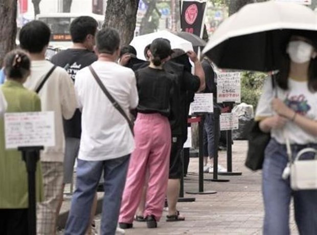 Nhật Bản hạ cấp độ dịch COVID-19 tương đương cúm mùa - Ảnh 1.