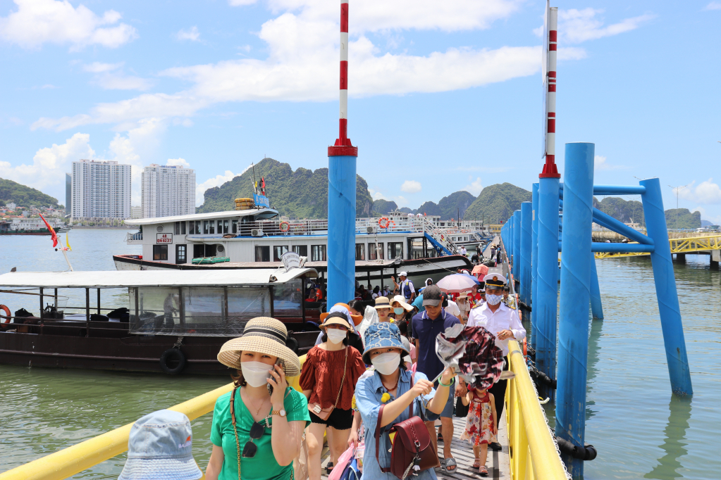 Quang Ninh province welcomed about 6 million tourist arrivals in 4 months.