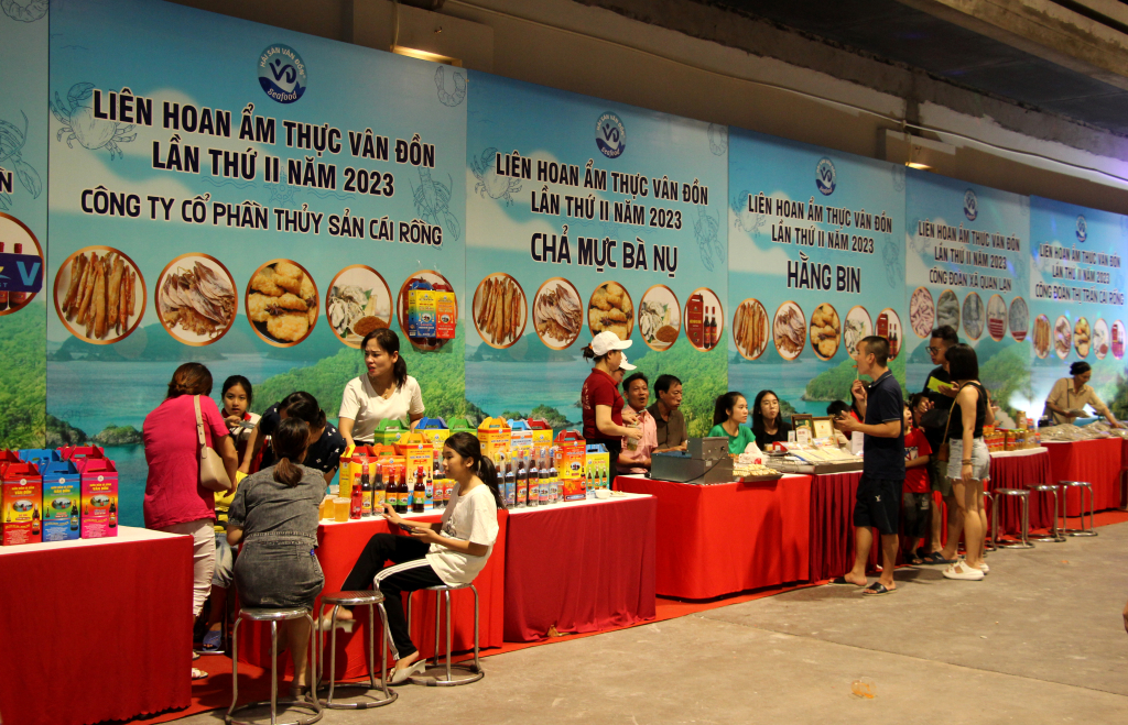 Các sản phẩm OCOP của Vân Đồn được trưng bày, giới thiệu tại Chương trình Vân Đồn chào hè và liên hoan ẩm thực lần thứ II.