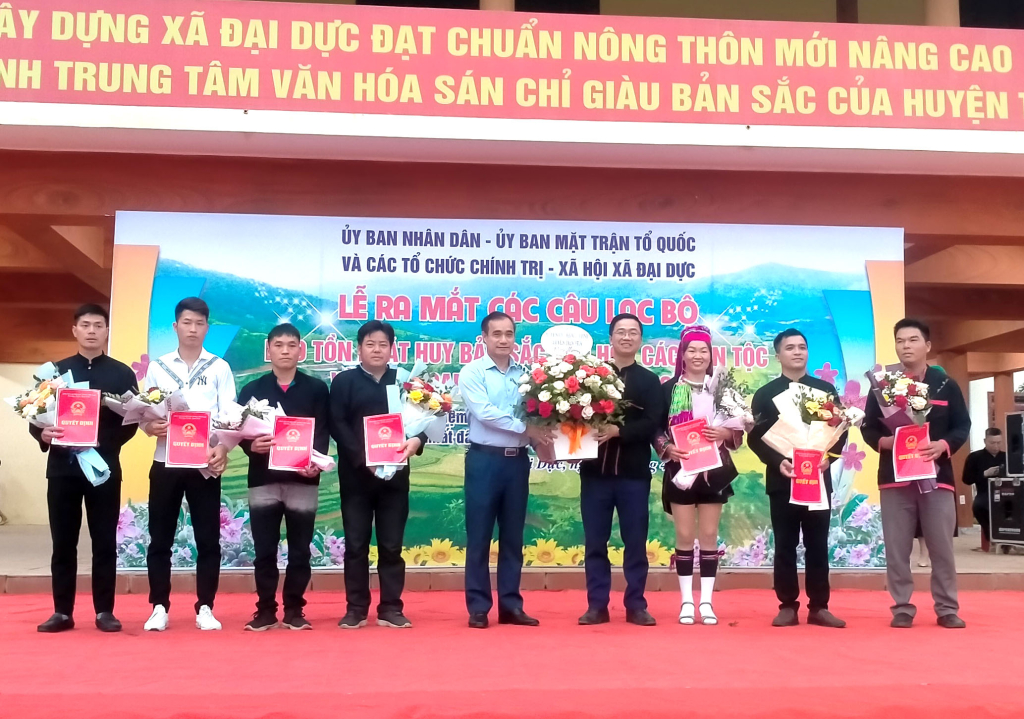 Lãnh đạo huyện Tiên Yên tặng hoa chúc mừng nhân dịp ra mắt các CLB văn hóa ở xã Húc Động