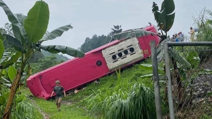 3 vụ tai nạn liên tiếp trên cao tốc Nội Bài - Lào Cai, 7 người bị thương 2