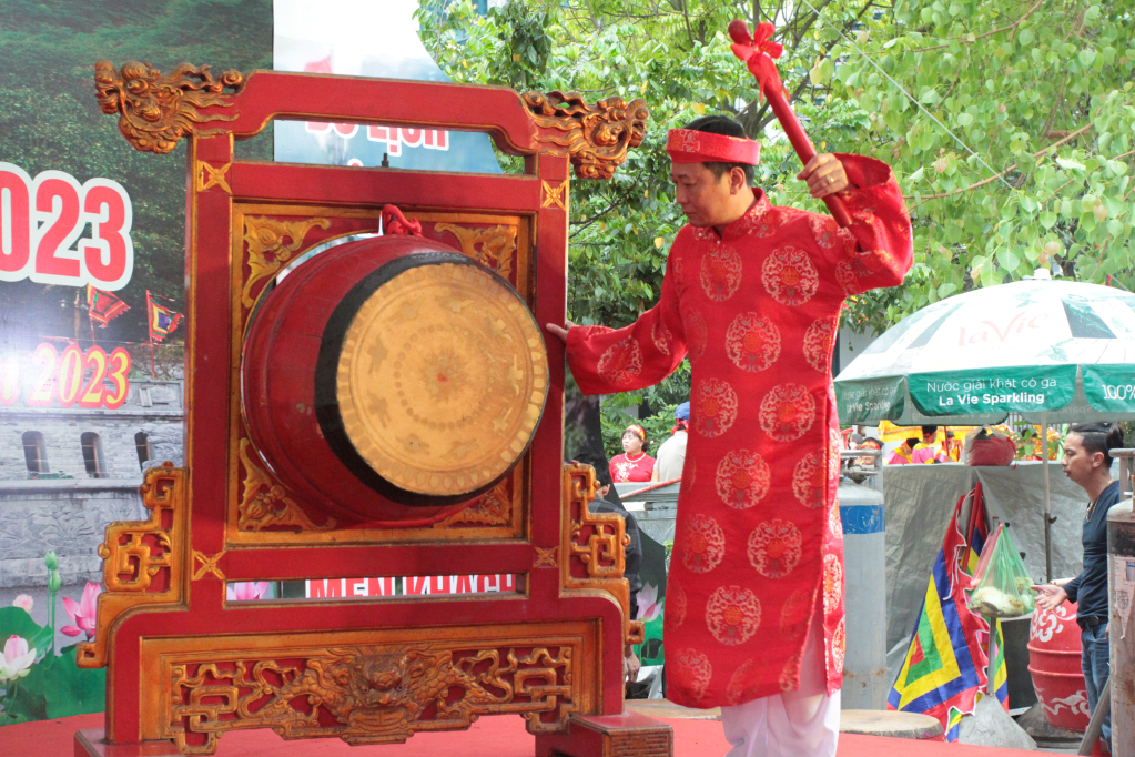 Lãnh đạo thành phố Hạ Long đánh trống khai hội.