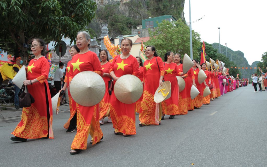 Đông đảo nhân dân tham gia lễ rước Đức Ông vi hành.