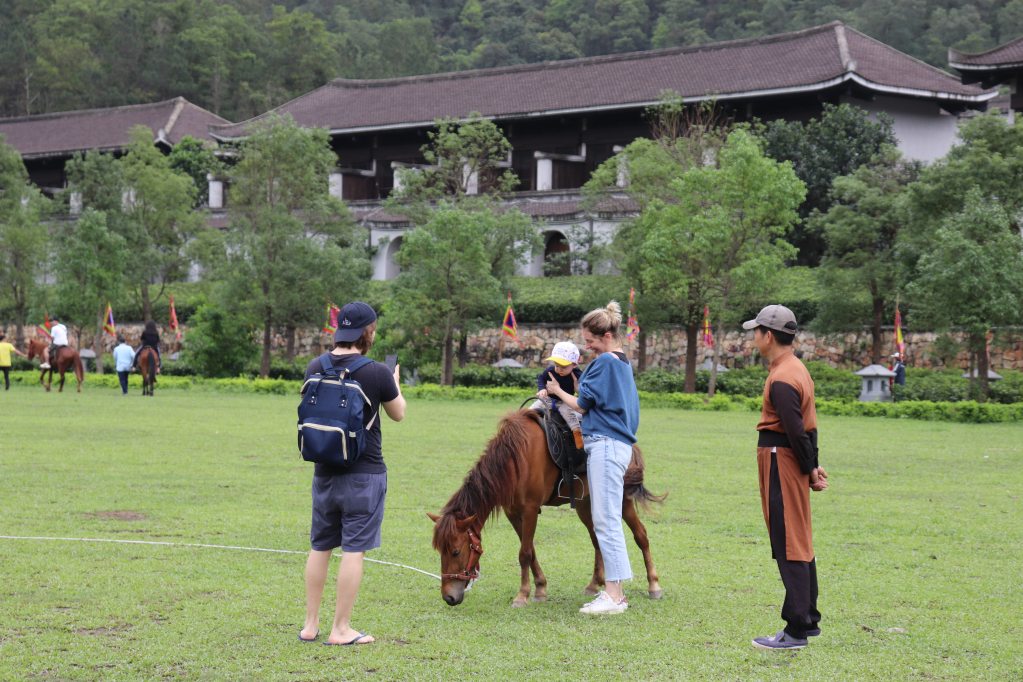 Du khách nước ngoài thích thú trải nghiệm cưỡi ngựa. 