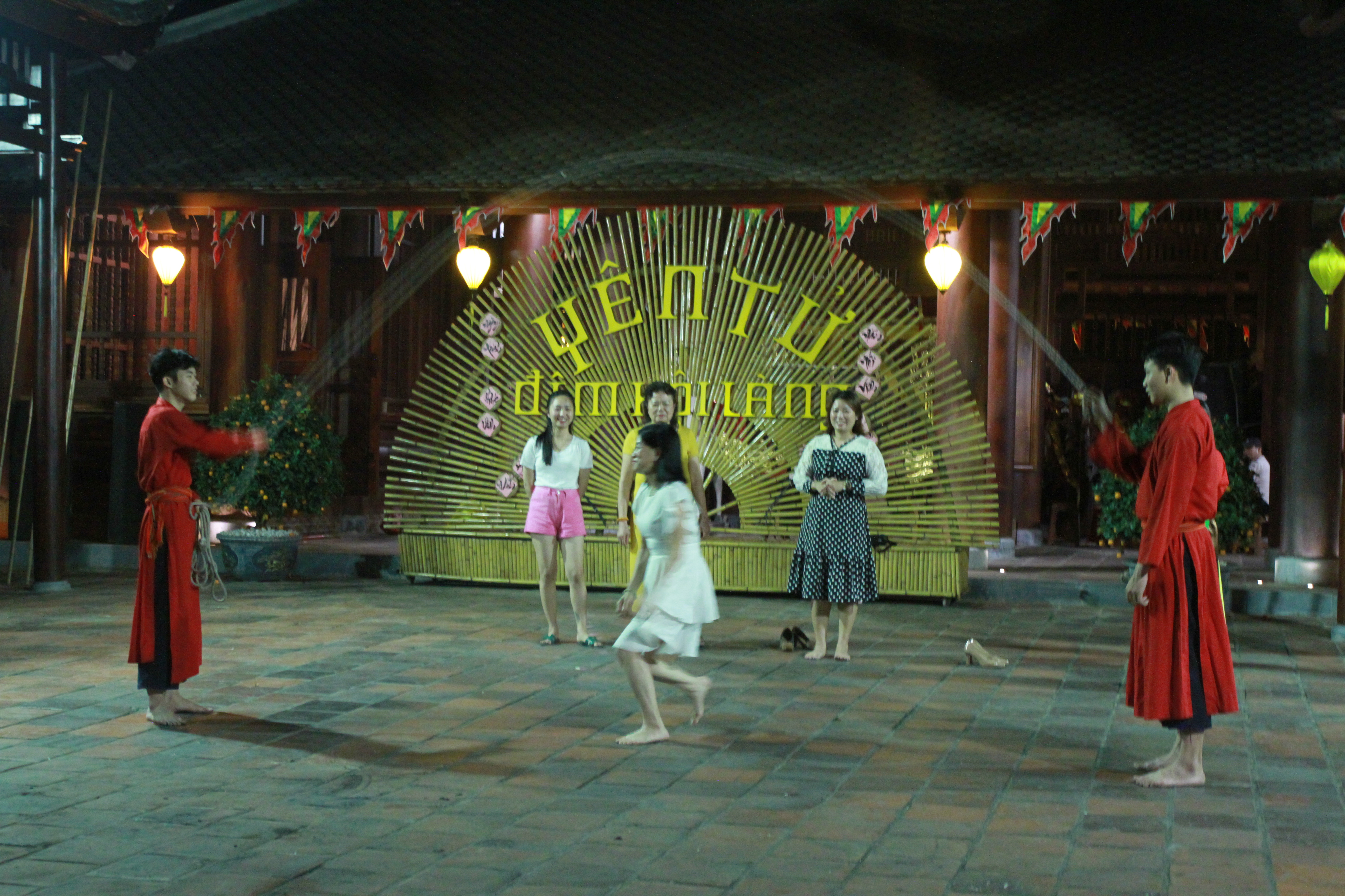 Du khách tham gia trò chơi dân gian nhảy dây cùng các nghệ nhân.
