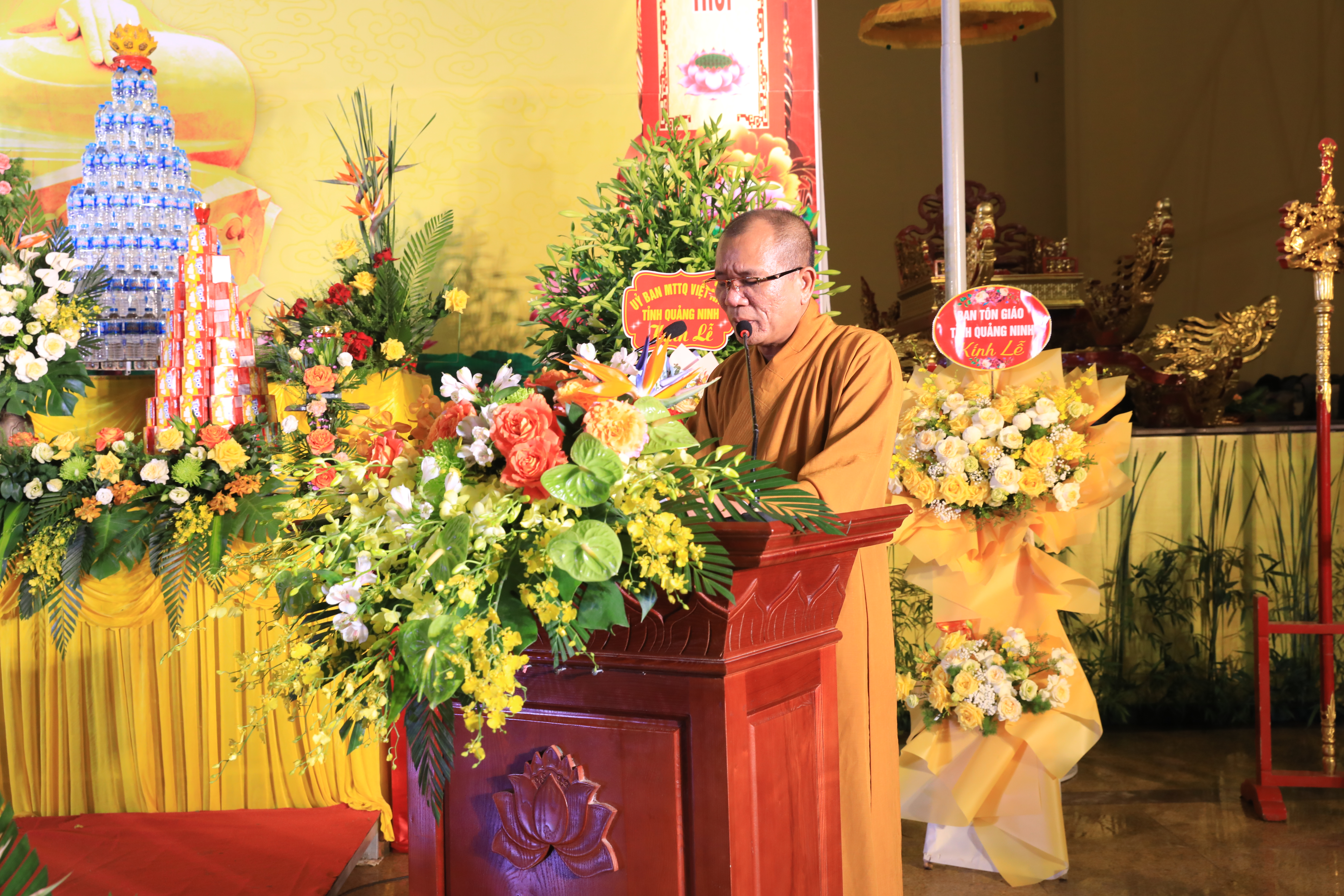 Thượng tọa Thích Đạo Hiển, Phó Ban trị sự GHPG Việt Nam tỉnh Quảng Ninh tuyên đọc tiểu sử và lời tưởng niệm Trúc Lâm Đệ nhị tổ Pháp Loa Tôn giả.