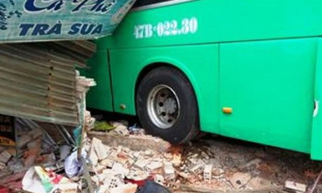 Xe giường nằm lao vào nhà dân làm 2 người tử vong