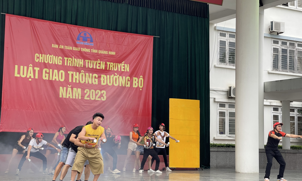 “Cái đầu, cái mũ, cái nào hơn” và thông điệp giao thông an toàn