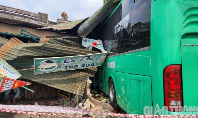Bất thường trong vụ xe khách tông xe tải rồi đâm vào nhà dân ở Gia Lai