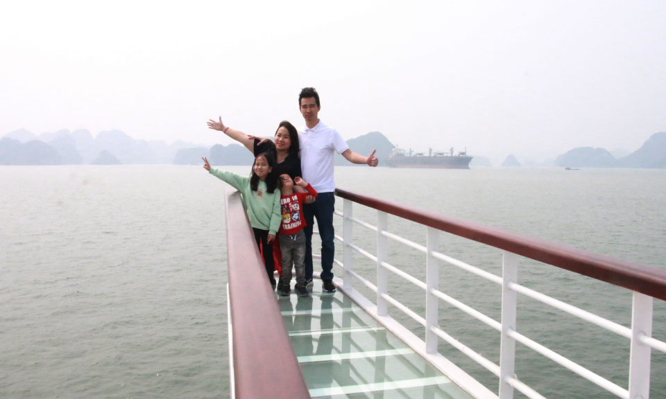 Một ngày trên du thuyền thăm Vịnh Hạ Long