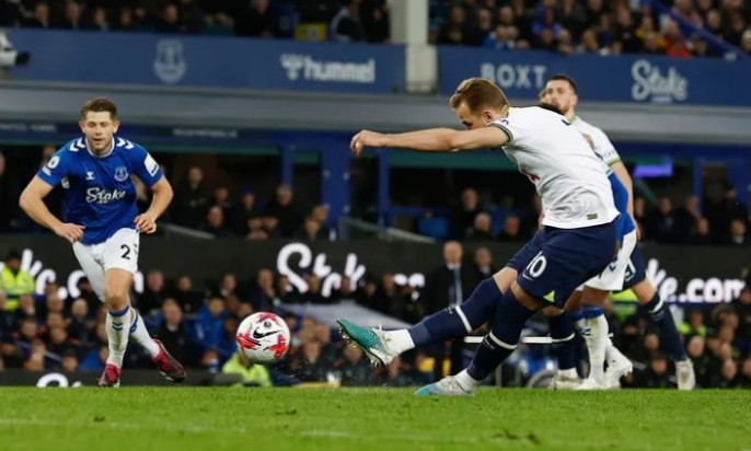 Tottenham đẩy Man Utd khỏi top 4