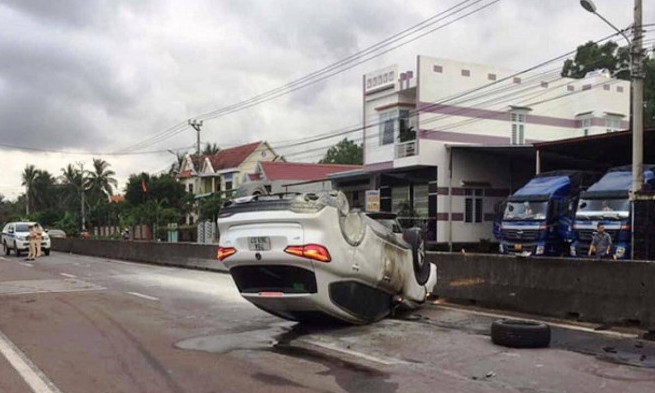 Ô tô 7 chỗ mất lái đâm dải phân cách, 3 người bay ra khỏi xe