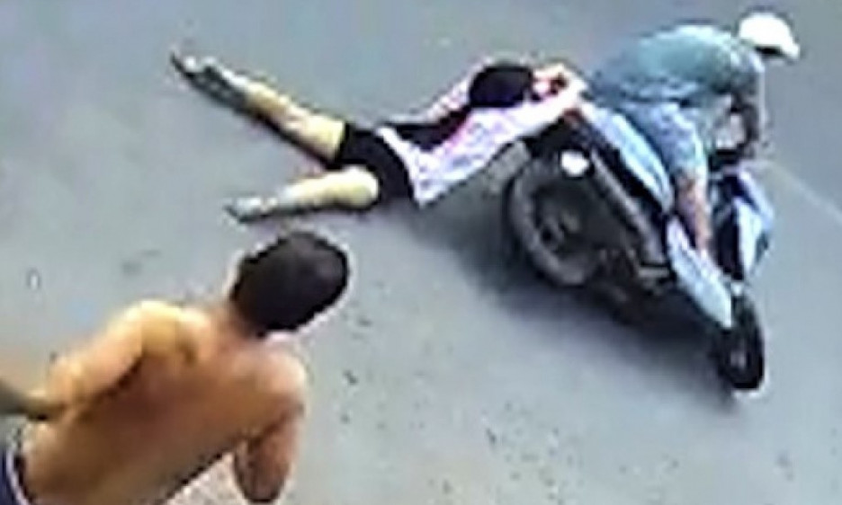 Mua nước rau má, chộp luôn điện thoại rồi rồ ga kéo lê bé gái