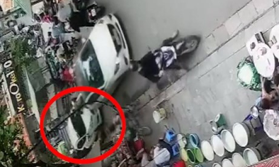 Truy tìm tài xế hất văng chiến sỹ công an phường lên nắp capô