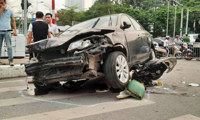 Khởi tố vụ án, tạm giữ hình sự lái xe ô tô tông 17 xe máy ở Hà Nội