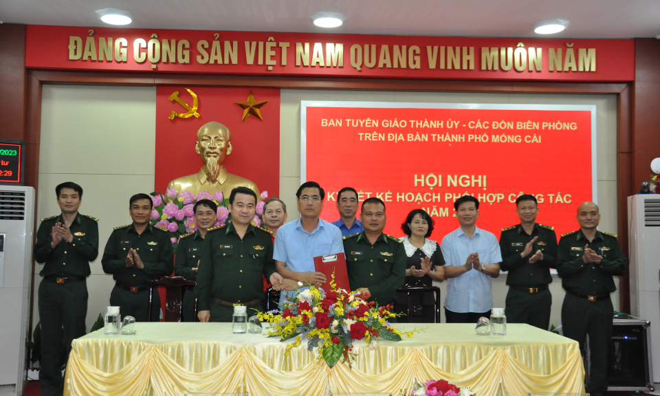 Các đồn biên phòng ký kết chương trình phối hợp với Ban Tuyên giáo thành ủy, Hội Cựu chiến binh và Hội Chữ thập đỏ