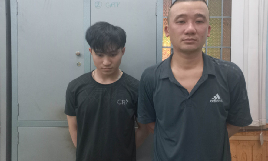 Hai thanh niên cho vay lãi nặng bị bắt trong lúc đi rải tờ rơi
