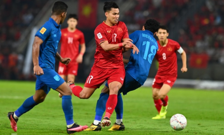 Việt Nam hơn Thái Lan 19 bậc FIFA