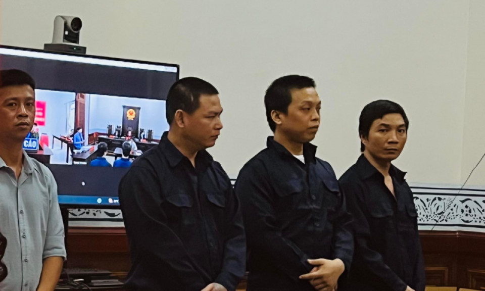 Ba tên cướp dùng súng… cướp súng của người giao hàng