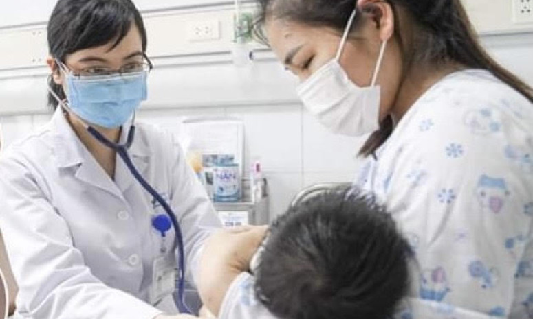 Bố mẹ chủ quan, trẻ sơ sinh mắc thuỷ đậu bị biến chứng viêm phổi nặng