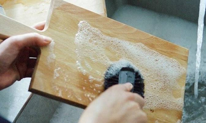Cách làm sạch thớt gỗ để tránh rước bệnh vào người