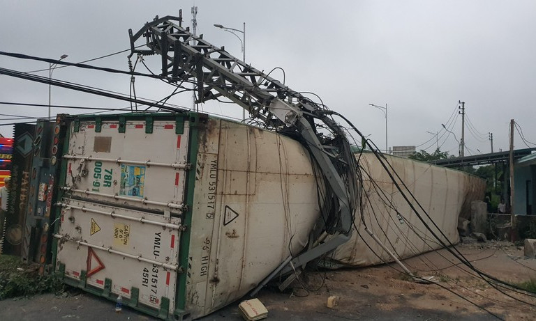 Xe container đâm vào nhà dân ở Quảng Trị