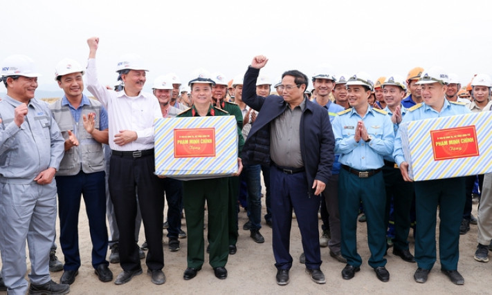 Thủ tướng kiểm tra công trường mở rộng sân bay Điện Biên và một số công trình trọng điểm