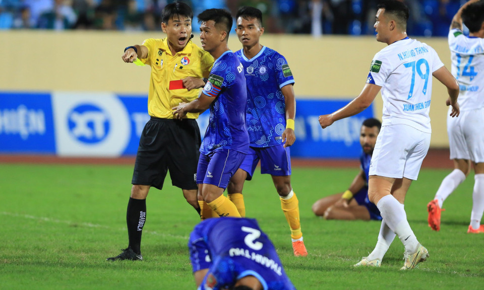 V-League lại nóng chuyện trọng tài: Con hư tại mẹ?