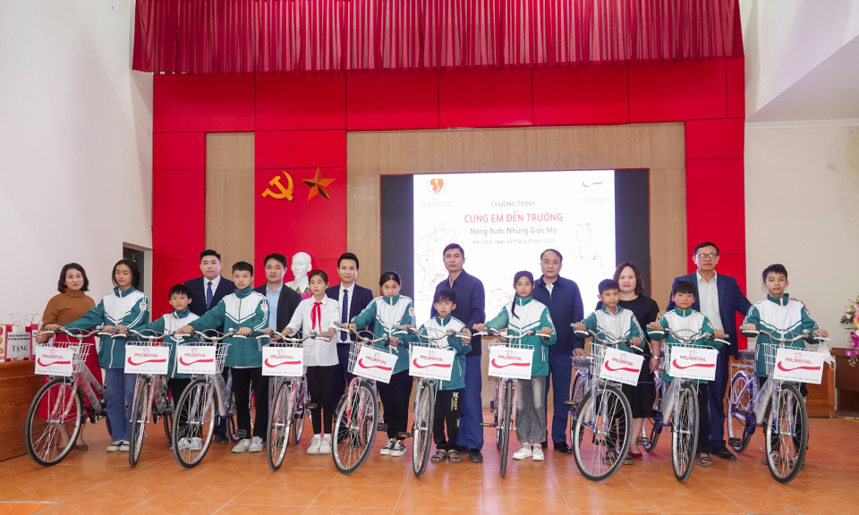 Trao tặng xe đạp cho học sinh khuyết tật, mồ côi, học sinh có hoàn cảnh khó khăn