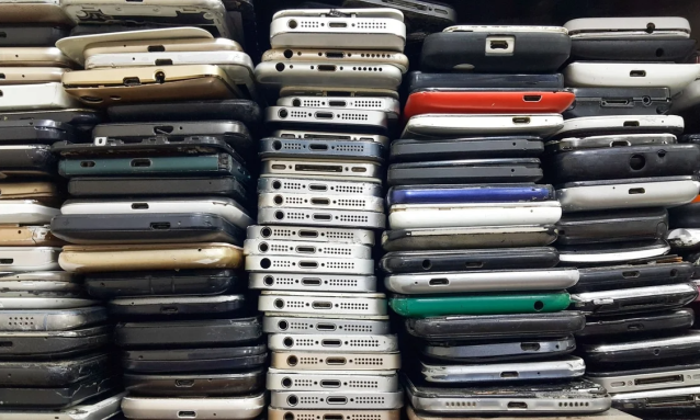 Mối nguy từ việc vứt smartphone hỏng vào sọt rác