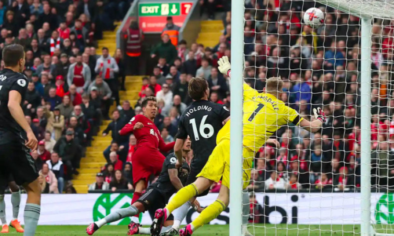 Liverpool hoà Arsenal dù bị dẫn hai bàn