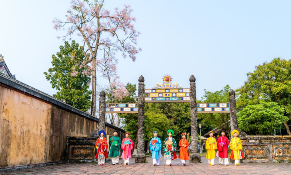 Đến Huế chụp ảnh với áo dài cổ